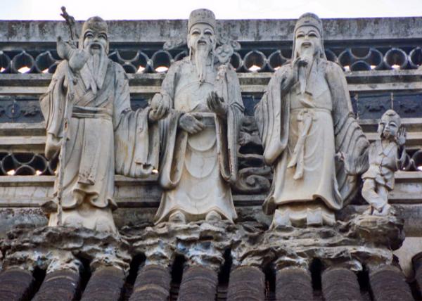 2019-07-23_Three Stars Shining High above Fortune-Salary-Longevity in Guest Hall-10001.JPG