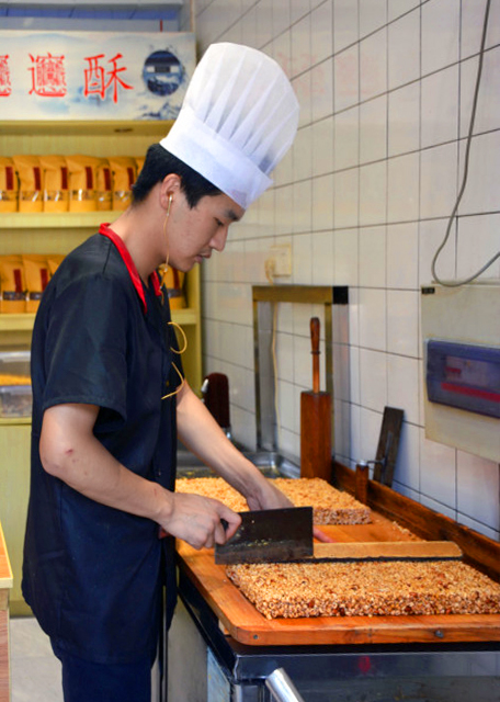 2019-07-24_Food_Black Crispy Candy w Sesame0001.JPG