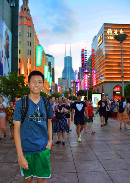 2018-08-22_Street_Nanjing Road Pedestrian Street w Shimao Intl Plaza behind0001.JPG