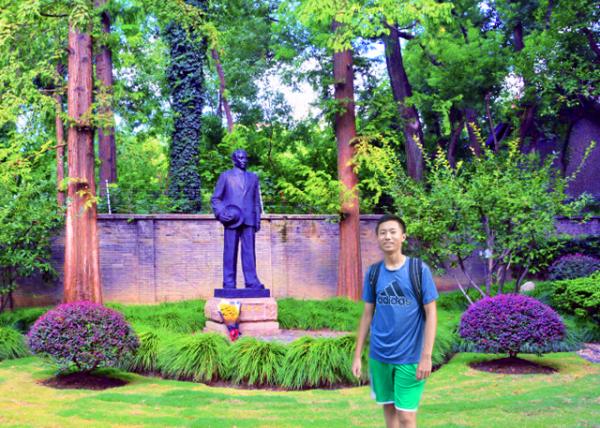 2018-08-22_Statue of Zhou Enlai Located @ His Former Residence, the Zhougongguan -20001.JPG