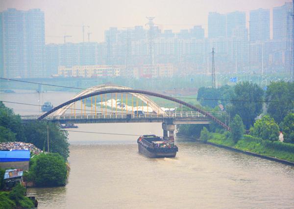 2018-08-22_Wuxi Section of the Beijing-Hangzhou Grand Canal, a Cargo Loaded w Coal, Steel, Bldg Materials, & other Goods Travel Back & Forth0001.JPG