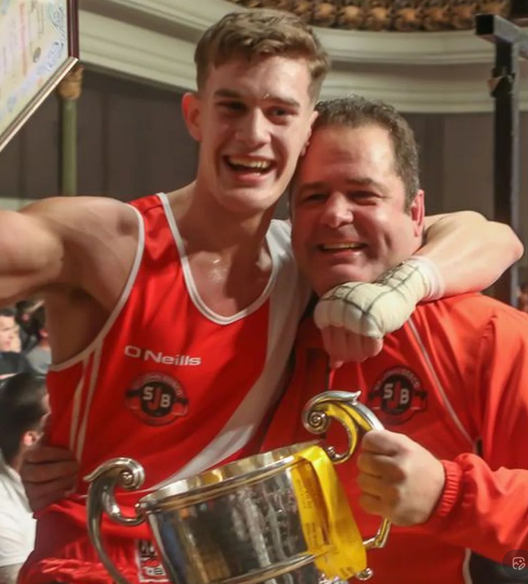 �������ӣ�һ��ȭ���ֺ�һ���̾����控΢Ц������������