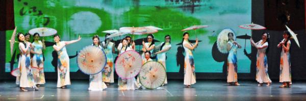 2016-02-14_22_Beautiful Ladies in Cheongsam Dresses �����۵���Ů-40001.JPG