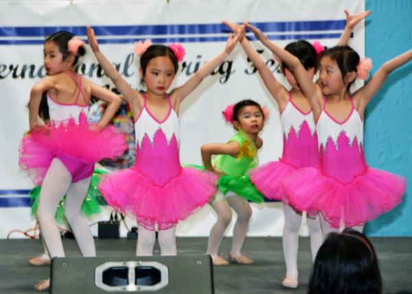 2016-04-16_Dancing w My Shadow ŪӰ0001.JPG