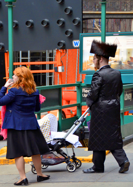 1767581810110007.jpg 2016-04-26_Hasidic Jew Wearing a Shtreimel or Fur Hat 戴毛皮帽子的哈西德派犹太人0001.JPG