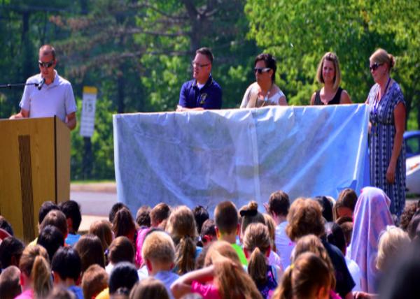 2015-06-11_6th Grade Teachers & Principle Dr. Arney ��һ��ʦ����У�����Ჩʿ0001.JPG