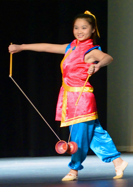 1768101302789936.jpg 2013-09-28_Acrobatics Chinese Yoyo 抖空竹0001.JPG