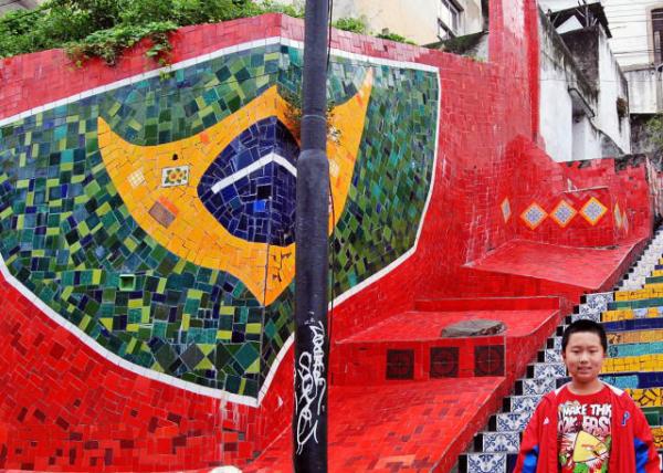 01-11-13_Mosaic of Brazilian Natl Flag @ Escadaria Selar��n ����¡�A�ݡ����������Rِ��-130001.JPG