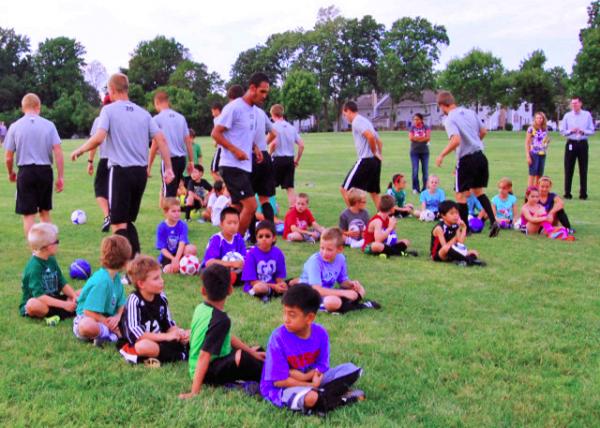 08-21-12_ Temple Univ Soccer Team on Demo ���մ�ѧ������ֳ�ʾ��-20001.JPG