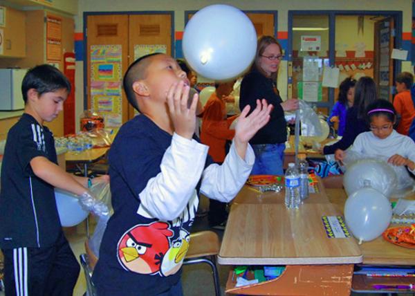 11-02-12_ Aiden @ Patting Balloon ������0001.JPG