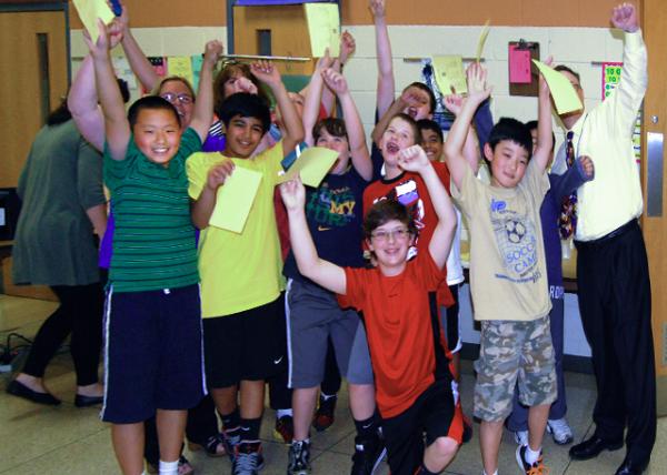 05-08-13_ Cheer-up w Principle Dr. Arney ��У�����Ჩʿ��ͬ����-20001.JPG