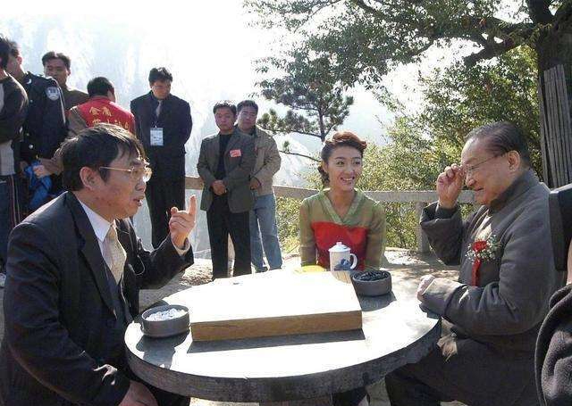 金庸晚年酷爱围棋，1983年拜比自己小28岁的聂卫平为师。