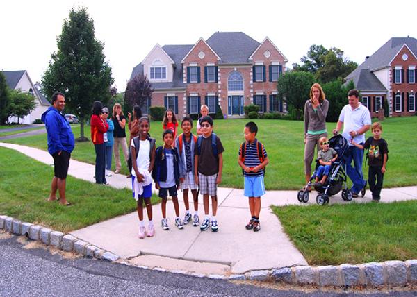 2009-09-08_Wait for School Bus @ Windlestrae Estate ���С�^���Ⱥ�У܇0001.JPG