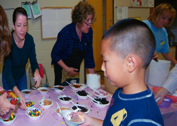 2009-09-25_Back to School Ice Cream Night @ Montgomery ES �ɸ�����Сѧ�������践У֮ҹ0001.JPG