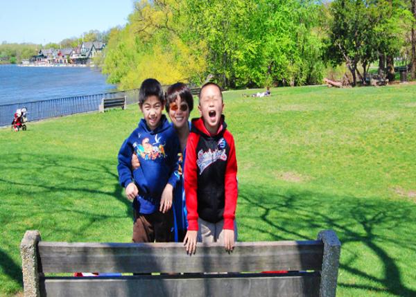 2010-04-10_Boathouse Row��a Historical Site Located North of the Philadelphia Museum of Art & the Fairmount Water Works λ�ڷѳ���������ݺͷѶ�����ˮ���Ա��Ĵ��ݽ���ʷ��ַ0001.jpg