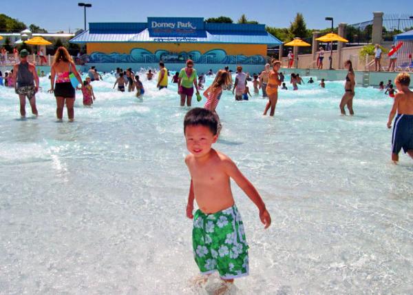 2006-08-12_Pool of Dorney Park0001.JPG