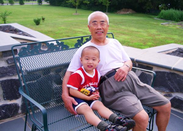2005-07-31_Grandpa-Aiden_Cool Patio ��̨����0001.JPG