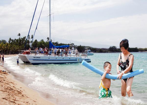 2007-10-02_Anaehoʻomalu Bay_Catamaran-10001.jpg