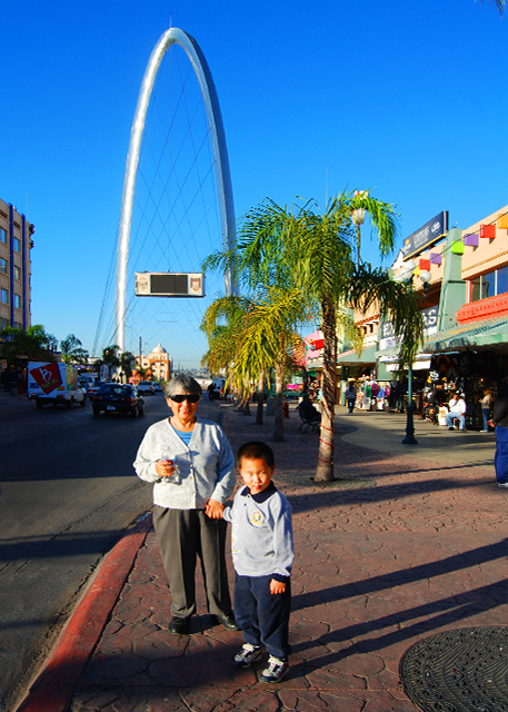 2007-12-04_Tijuana Arch ����������_5X70001.JPG
