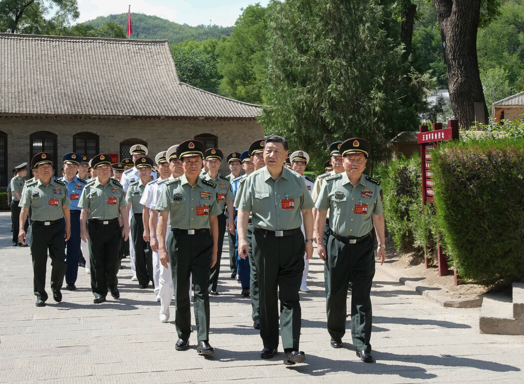 2024年，习近平、张又侠和其他官员参观一处革命基地。