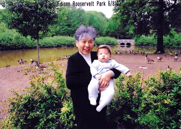 2003-06-08_Grandma-Aiden_Roosevelt Park ��˹����԰0001.JPG