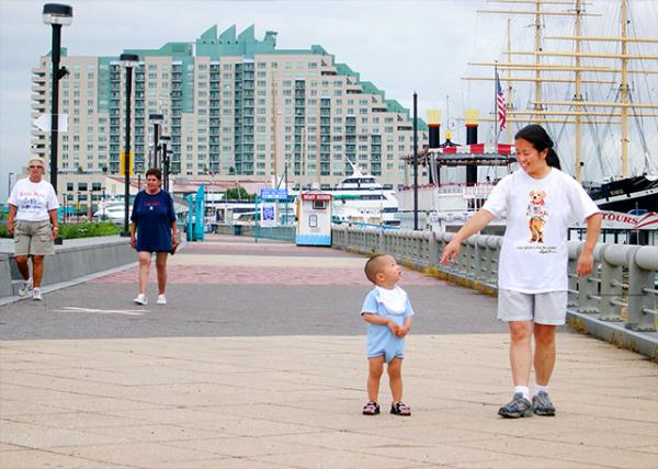 2004-08-01_Penn's Landing against Dockside Condominiums0001.jpg