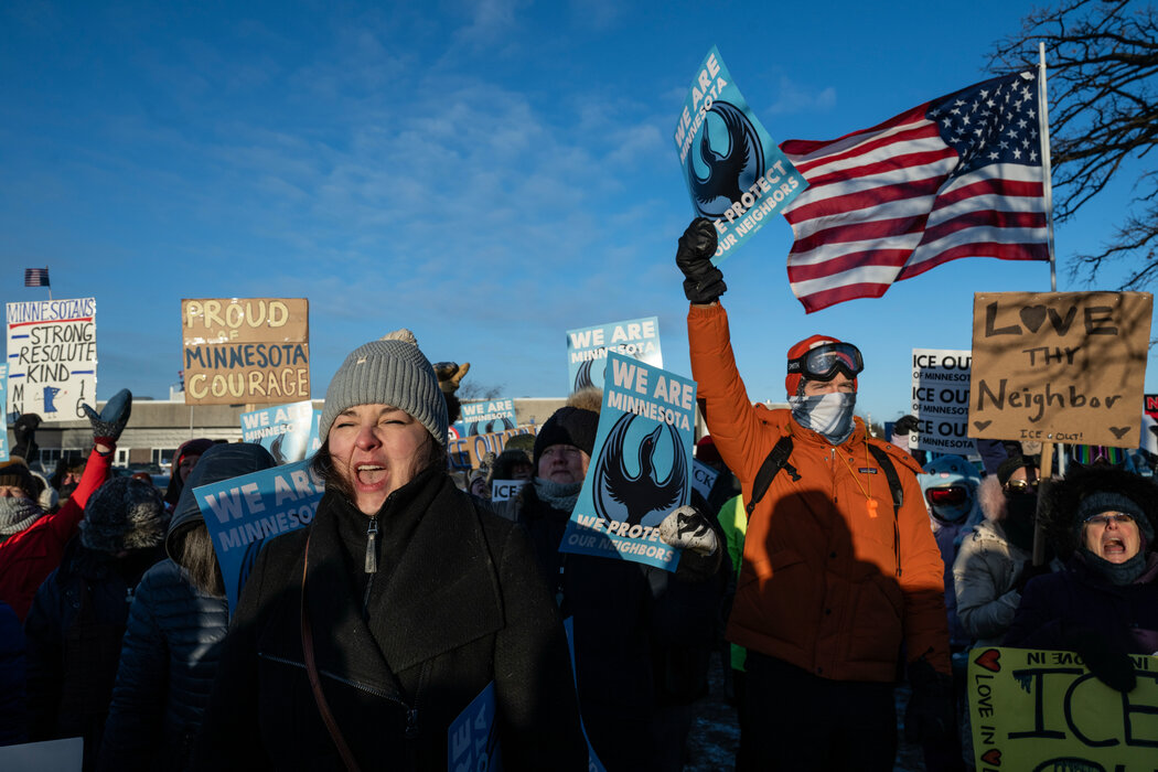 上周五，抗议者在明尼阿波利斯市郊外的B·H·惠普尔联邦大楼外集会。