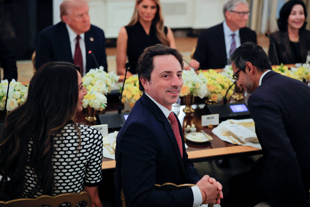 ȥ��9�£�л���ǡ������ڰ׹���һ���Ƽ�����ҵ���������ϡ��ļ���ʾ������ǰ������˹̹��˽�˵��졣