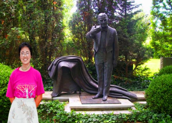1991-04-28_Statue of the Frito-Lay Magician @ Cave Hill Cemetery of Natl Register of Historic Places0001.JPG