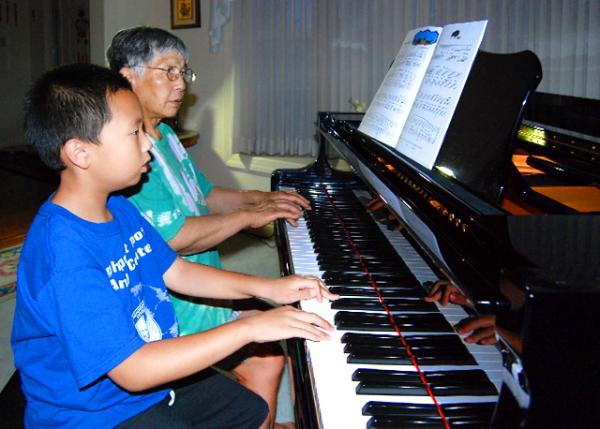 2010-07-12_4-Hand Piano of Home on the Range ���������������ϵļҡ�0001.jpg