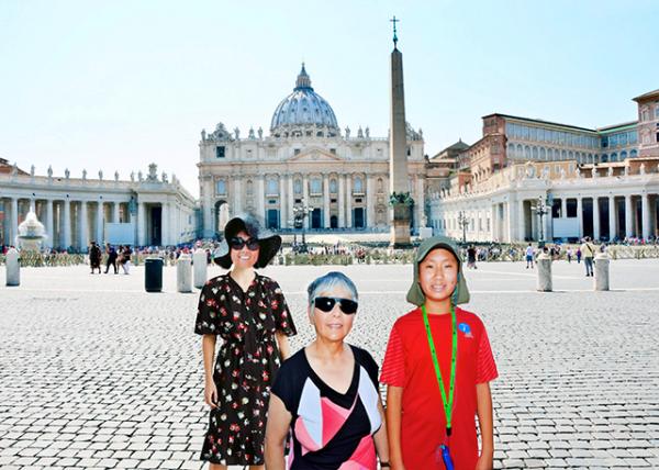 2015-07-04_Vatican_Panorama of St. Peter's Square @ Maderno's Fountain0001.JPG