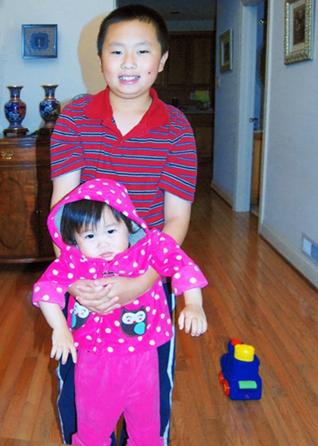 2012-10-12_Toddler-I w the 3rd-Grader Cousin0001.JPG