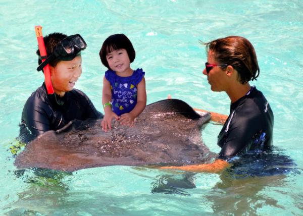 2014-08-07_Preschooler-I w the 5th-Grader Cousin @ Stingray Female in Grand Cayman Is-10001.JPG