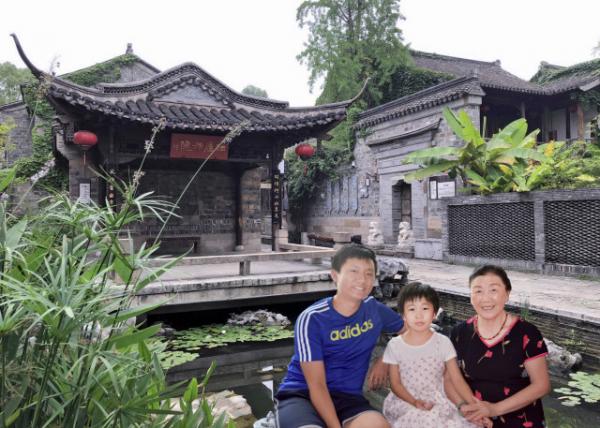 2019-07-18_3rd Grader w the 10th-Grader Cousin & Grandma @ Laomen East Pedestrian Street�Ͼ����Ŷ����нֹ�Ͱ��-50001.JPG