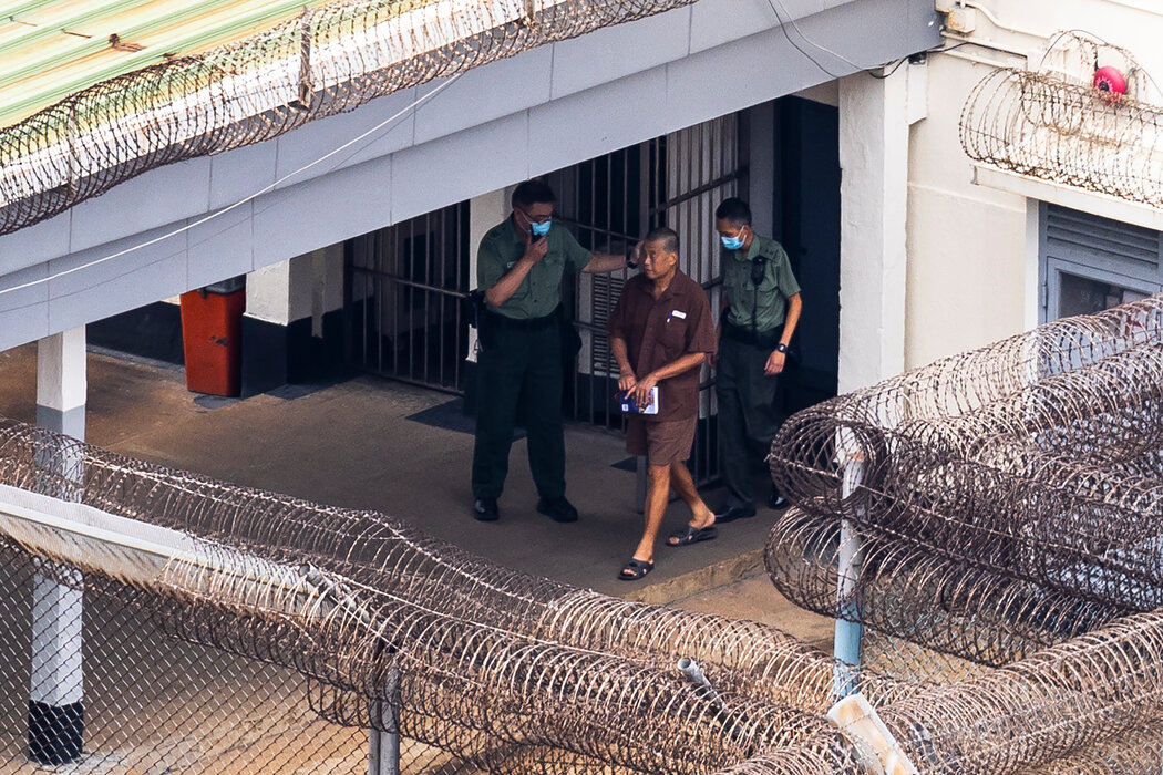 2023年，黎智英走在香港赤柱监狱里。