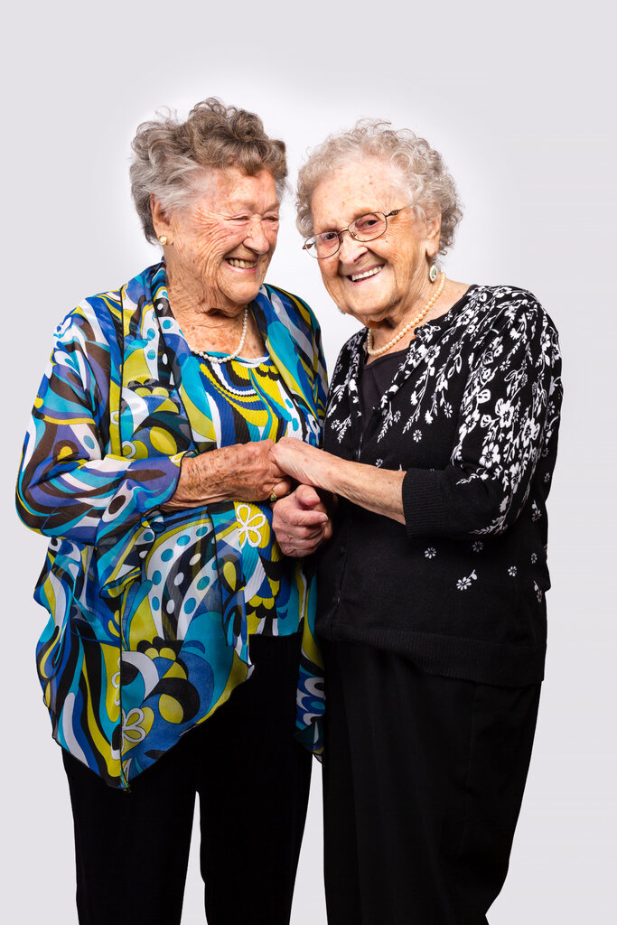 2016年，百岁姐妹米尔德丽德·麦基萨克（左）与艾格尼丝·巴克利参与了波士顿大学的长寿家庭研究项目，当时米尔德丽德100岁，艾格尼丝103岁。