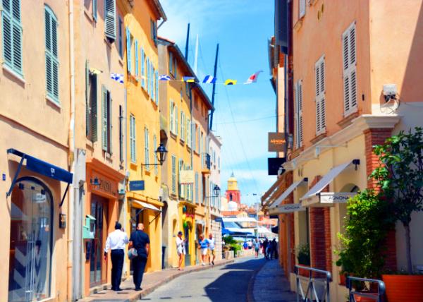 2024-06-02_A Real Patchwork of Provençal Houses around a Yellow-Orange Bell Tower-0001.JPG