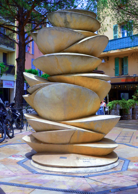 1770689773300466.jpg 2024-06-02_Sculpture on Place Alphonse Celli0001.JPG