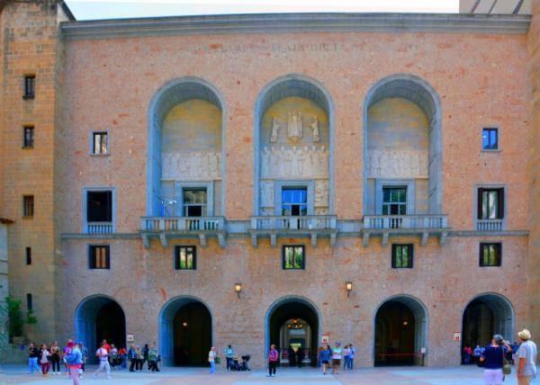2024-06-03_Approaching the Basilica of Montserrat from Plaza de Santa Maria_Five Arches to Atrium0001.JPG