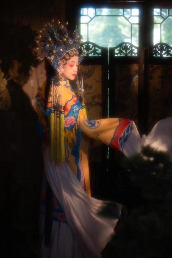 现在流行古装嘛？凑个热闹回国发现满大街古装汉服[笑哭R]凑个热闹。不喜欢仙气飘飘范儿，只想做娘娘[斜眼R][斜眼R]#古装照[话题]# #古风妆造[话题]# #古(1).jpg