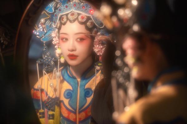 现在流行古装嘛？凑个热闹回国发现满大街古装汉服[笑哭R]凑个热闹。不喜欢仙气飘飘范儿，只想做娘娘[斜眼R][斜眼R]#古装照[话题]# #古风妆造[话题]# #古(2).jpg