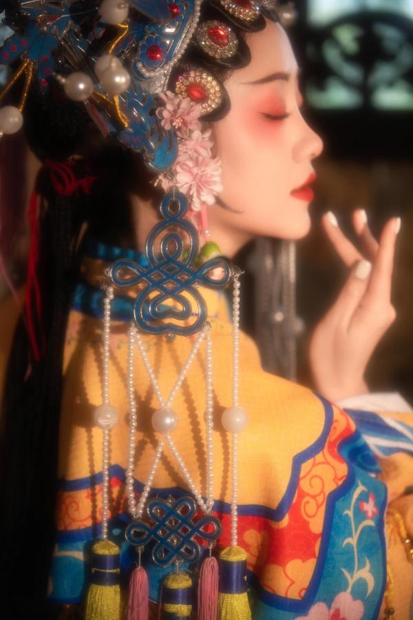 现在流行古装嘛？凑个热闹回国发现满大街古装汉服[笑哭R]凑个热闹。不喜欢仙气飘飘范儿，只想做娘娘[斜眼R][斜眼R]#古装照[话题]# #古风妆造[话题]# #古.jpg