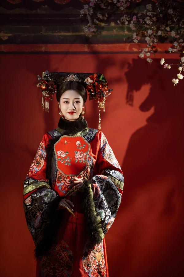 现在流行古装嘛？凑个热闹回国发现满大街古装汉服[笑哭R]凑个热闹。不喜欢仙气飘飘范儿，只想做娘娘[斜眼R][斜眼R]#古装照[话题]# #古风妆造[话题]# #古(5).jpg