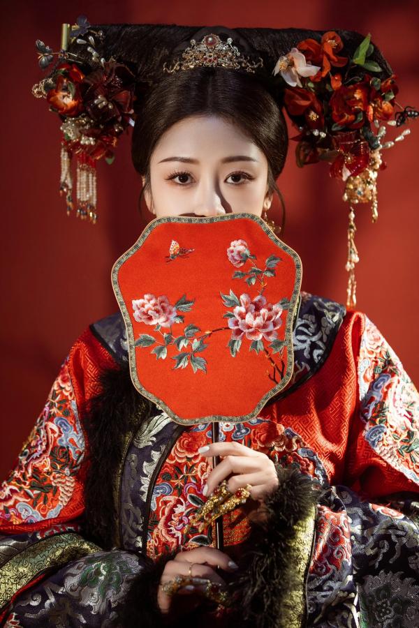 现在流行古装嘛？凑个热闹回国发现满大街古装汉服[笑哭R]凑个热闹。不喜欢仙气飘飘范儿，只想做娘娘[斜眼R][斜眼R]#古装照[话题]# #古风妆造[话题]# #古(8).jpg