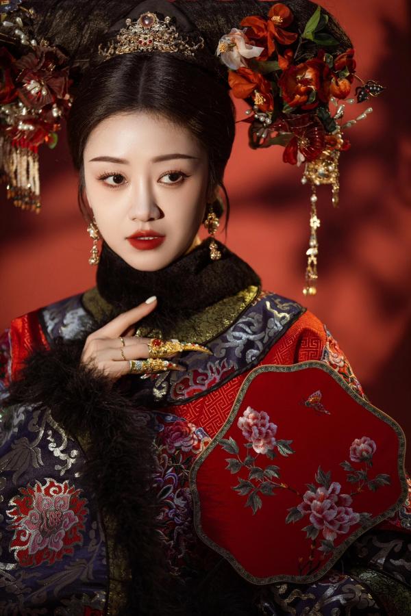 现在流行古装嘛？凑个热闹回国发现满大街古装汉服[笑哭R]凑个热闹。不喜欢仙气飘飘范儿，只想做娘娘[斜眼R][斜眼R]#古装照[话题]# #古风妆造[话题]# #古(6).jpg