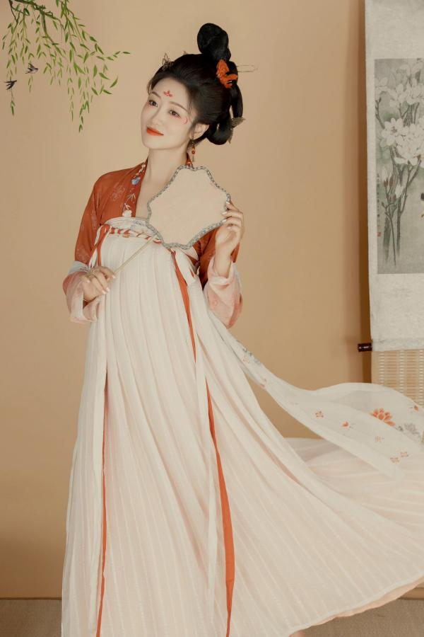 现在流行古装嘛？凑个热闹回国发现满大街古装汉服[笑哭R]凑个热闹。不喜欢仙气飘飘范儿，只想做娘娘[斜眼R][斜眼R]#古装照[话题]# #古风妆造[话题]# #古(4).jpg