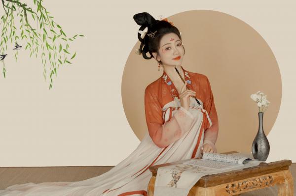 现在流行古装嘛？凑个热闹回国发现满大街古装汉服[笑哭R]凑个热闹。不喜欢仙气飘飘范儿，只想做娘娘[斜眼R][斜眼R]#古装照[话题]# #古风妆造[话题]# #古(7).jpg