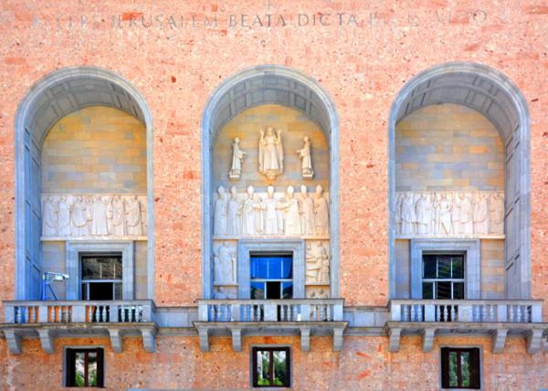 2024-06-03_02_Approaching the Basilica of Montserrat from Plaza de Santa Maria_Windows0001.JPG