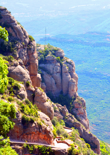 2024-06-03_03_Magical Montserrat Massif_Steep Walking Path up to the Abbey from the Valley below0001.JPG