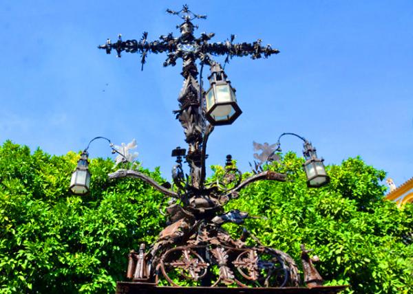 2024-06-05_Plaza Santa Cruz_Ornate Iron Cross & Lanterns0001.JPG